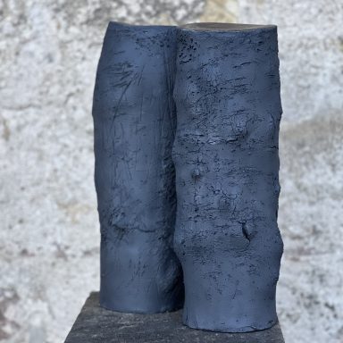 Skulpturen #15 & zwei röhrenförmige Skulpturen aus schwarzem Ton mit Textur von Rosendornen, runde Oberseite geschlossen und golden glasiert