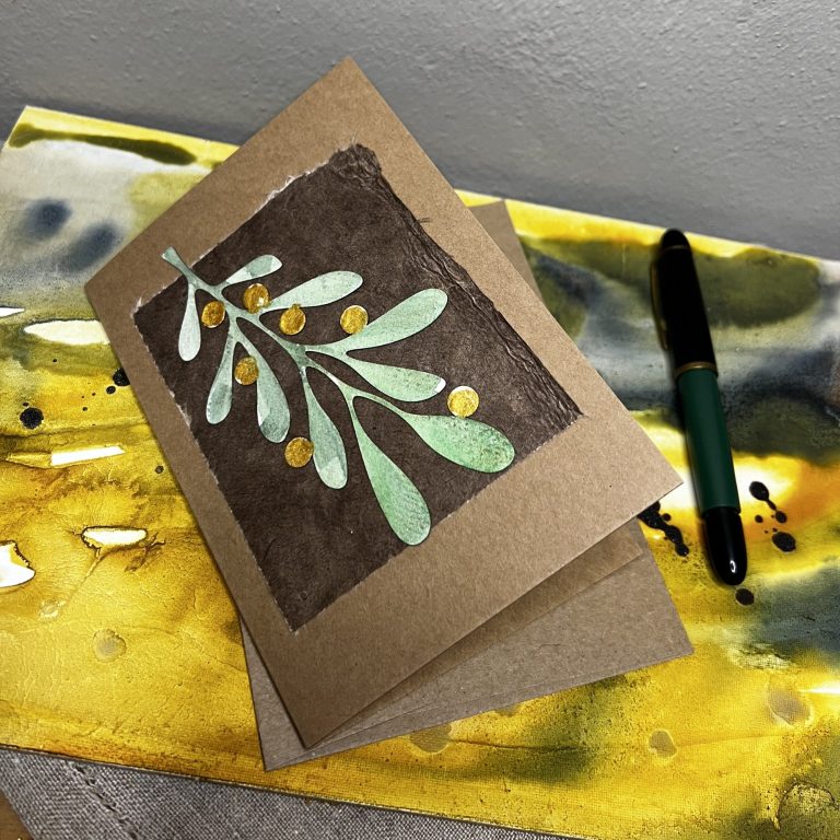Keramikskulptur Kugel mit rauer Textur, oben abgeflacht, kreisförmig golden glasiert