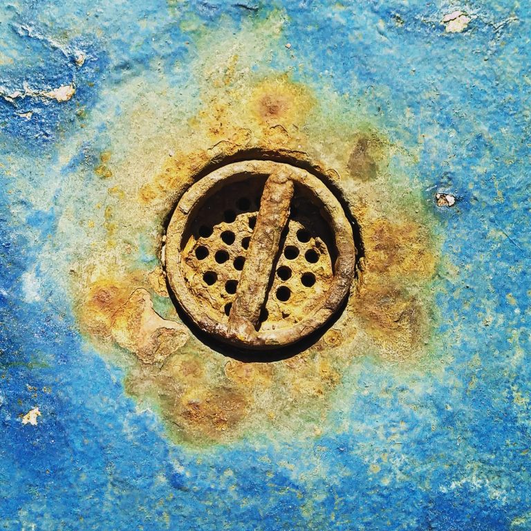 Keramikskulptur Kugel mit rauer Textur, oben abgeflacht, kreisförmig golden glasiert