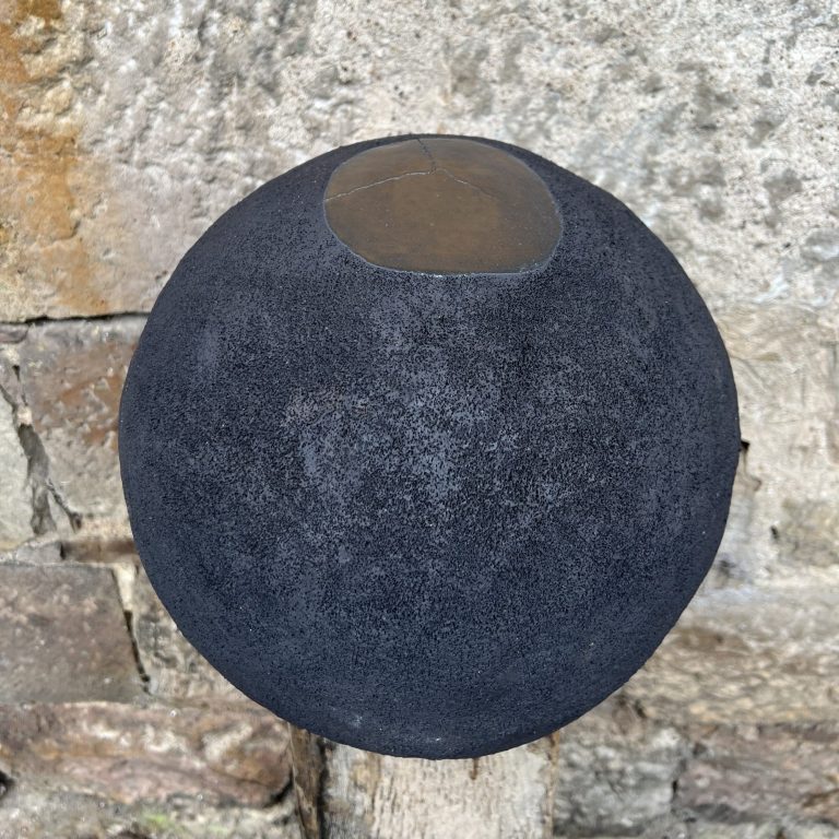 Keramikskulptur Kugel mit rauer Textur, oben abgeflacht, kreisförmig golden glasiert