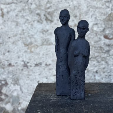 Keramikfiguren Texture of Life; zwei Figuren aus schwarzem Ton, männlich, weiblich, Oberkörper auf Tonsockel