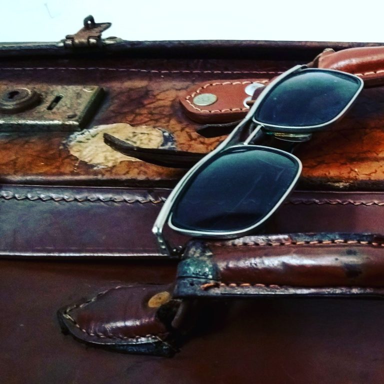 rechteckige Skulpturen aus Keramik, raue Textur, blaue und graue Engobe