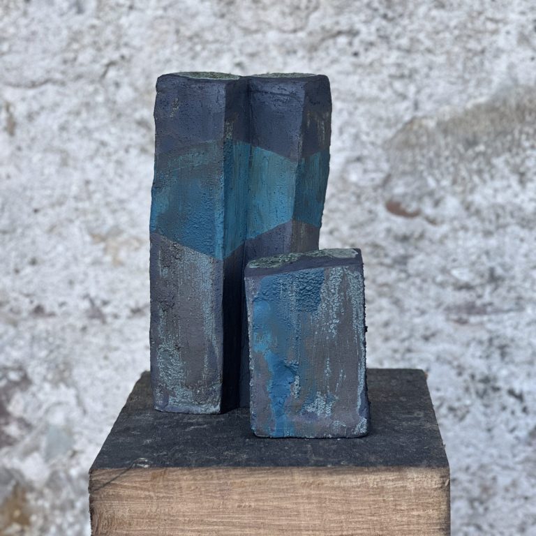 rechteckige Skulpturen aus Keramik, raue Textur, blaue und graue Engobe
